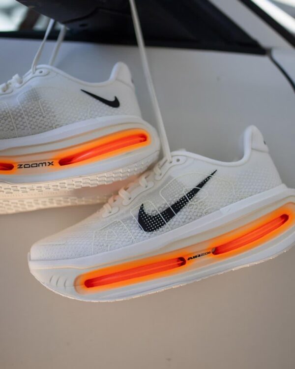 NIKE VOMERO PREMIUM BLANCO X NARANJA
