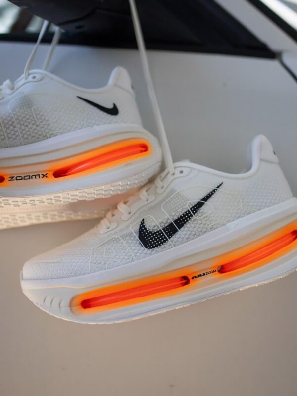 NIKE VOMERO PREMIUM BLANCO X NARANJA