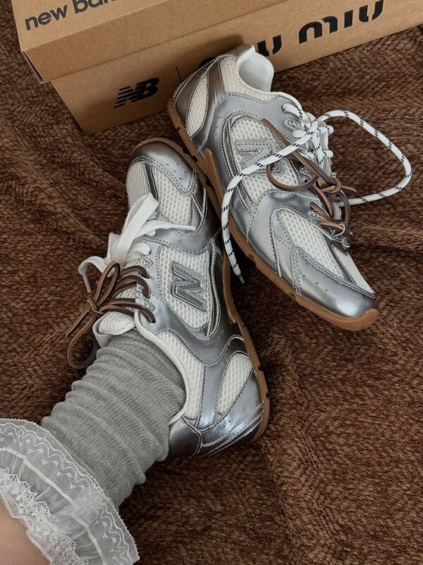 NEW BALANCE MIU MIU PLATEADA X CAFÉ