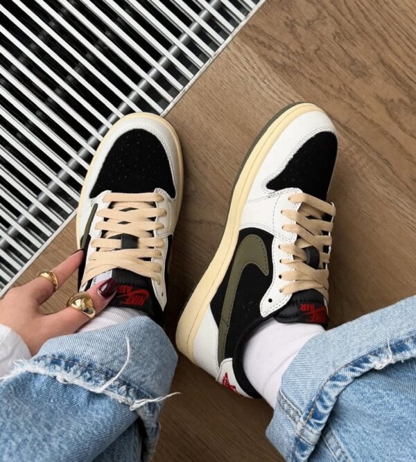 NIKE TRAVIS