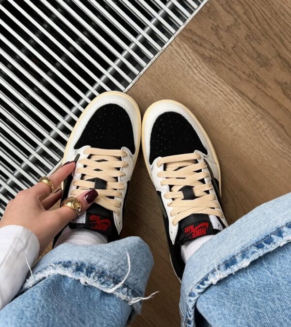 NIKE TRAVIS