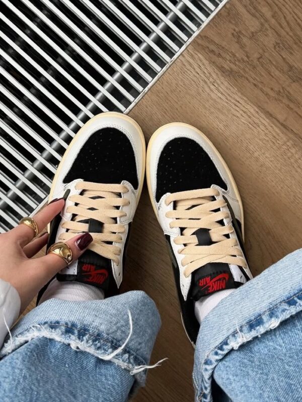 NIKE TRAVIS